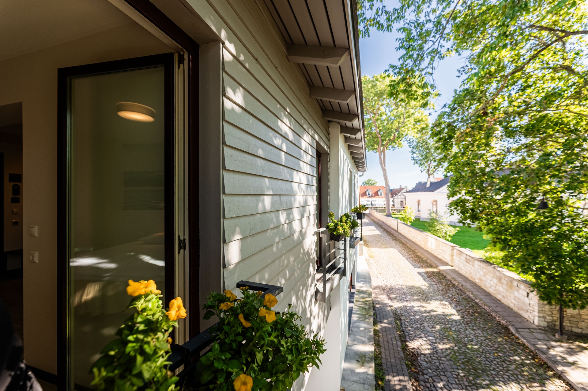 Hotel NOSPA fassaad ja lillepottidega rõdu