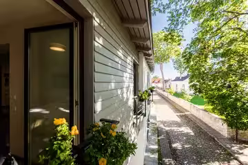 Hotel NOSPA fassaad ja lillepottidega rõdu