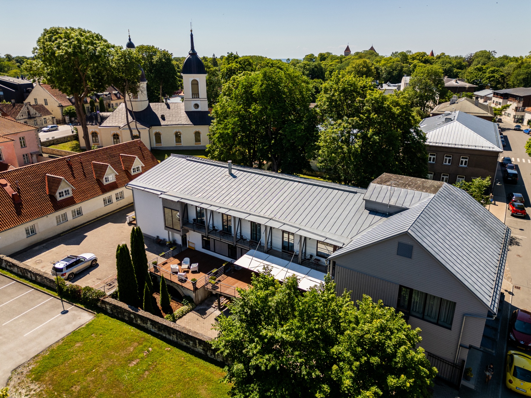 Hotel NOSPA fassaad õhtuvalguses Kuressaare südalinnas