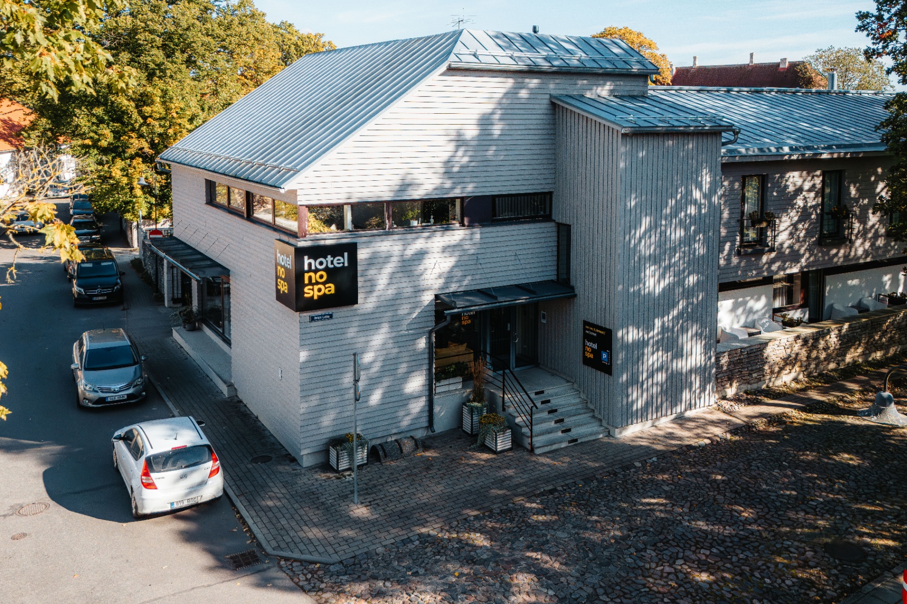Hotel NOSPA fassaad õhtuvalguses Kuressaare südalinnas